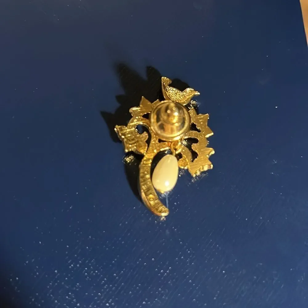 Petite Gold Tone Partridge In a Pear Tree Lapel Pin.